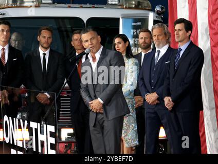 Miles Teller, Taylor Kitsch, Josh Brolin, Jeff Bridges, Jennifer Connelly, Dierks Bentley, Joseph Kosinski et James badge Dale à la première à Los Angeles de 'Only the Brave' tenue au Regency Village Theatre de Westwood, USA, le 8 octobre 2017. Banque D'Images