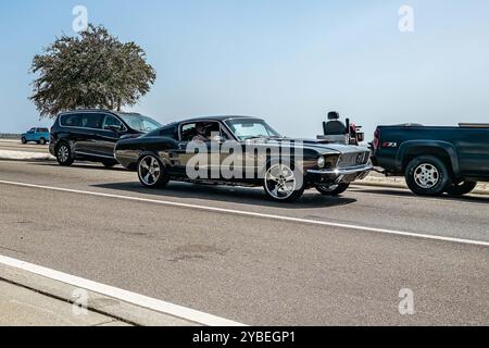 Gulfport, Mississippi - 04 octobre 2023 : vue d'angle avant grand angle d'une Ford Mustang Fastback coupé 1967 lors d'un salon automobile local. Banque D'Images