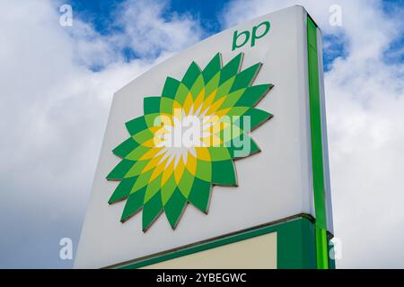 Newport, Shropshire, Royaume-Uni – 17 octobre 2024 : panneau de signalisation externe ou compagnie pétrolière internationale, BP Banque D'Images