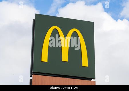 Newport, Shropshire, Royaume-Uni – 17 octobre 2024 : panneau d'affichage externe du restaurant de restauration rapide du monde entier, McDonalds montrant les arches dorées Banque D'Images