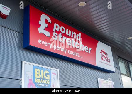 Newport, Shropshire, Royaume-Uni – 17 octobre 2024 : enseigne extérieure du magasin économique britannique, Poundstretcher Banque D'Images