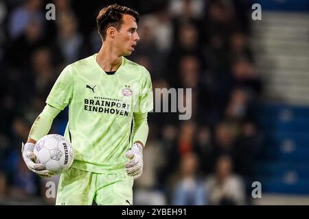 Doetinchem, pays-Bas. 18 octobre 2024. DOETINCHEM, PAYS-BAS - 18 OCTOBRE : le gardien du Jong PSV Tijn Smolenaars lors du match néerlandais Keuken Kampioen Divisie entre de Graafschap et Jong PSV au Stadion de Vijverberg le 18 octobre 2024 à Doetinchem, pays-Bas. (Photo de René Nijhuis/Orange Pictures) crédit : Orange pics BV/Alamy Live News Banque D'Images