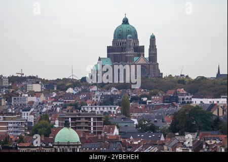 La Basilique du Sacré-cœur et les toits résidentiels du centre-ville de Bruxelles, Belgique, 16 octobre 2024 Banque D'Images