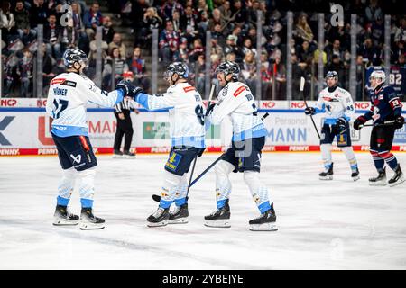 Nuernberg, Deutschland. 18 octobre 2024. Torjubel Niklas Hübner Huebner (27, ERC Ingolstadt ) Daniel Pietta (86, ERC Ingolstadt ) und Teamkollegen, Nuernberg Ice Tigers v. ERC Ingolstadt, Eishockey, Penny DEL, 10. Spieltag, 18.10.2024, Foto : Eibner-Pressefoto/Thomas Hahn crédit : dpa/Alamy Live News Banque D'Images