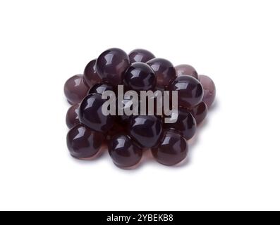 Pile de perles de tapioca foncées isolées sur blanc Banque D'Images