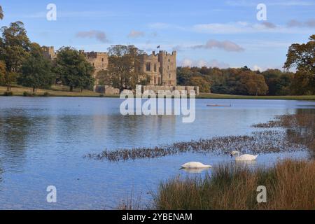 Château de Raby depuis le lac. Raby est un château médiéval situé près de Staindrop dans le comté de Durham, en Angleterre, Banque D'Images