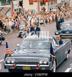 Le président américain John F. Kennedy (debout dans la première voiture) avec le gouverneur de Californie, Edmund G. 'Pat' Brown (assis dans le siège arrière), brandissant de la cabriolet ouverte, le gouverneur de Californie, Edmund G. 'Pat' Brown (assis dans le siège arrière alors que son cortège a voyagé à travers San Diego, Californie, États-Unis, Cecil Stoughton, photographies de la Maison Blanche, 6 juin 1963 Banque D'Images