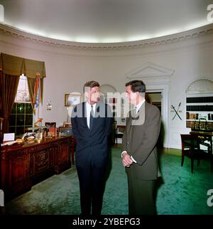 Le président américain John F. Kennedy en visite avec l'acteur américain Cliff Robertson (à droite), qui incarnait le lieutenant John F. Kennedy dans le film, 'PT 109', Oval Office, Maison Blanche, Washington, DC, USA, Cecil Stoughton, White House Photographs, 24 avril, 1963 Banque D'Images