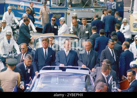 Le président américain John F. Kennedy avec le maire de Berlin-Ouest Willy Brandt et le chancelier ouest-allemand Konrad Adenauer dans une voiture décapotable ouverte lors de son cortège à travers Berlin-Ouest, Allemagne de l'Ouest, Cecil Stoughton, photographies de la Maison Blanche, juin 26, 1963 Banque D'Images