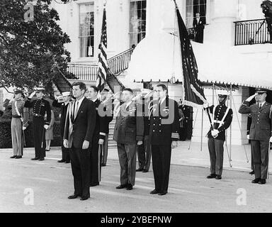 Le président américain John F. Kennedy (à gauche, au premier plan) assiste à une réception militaire en l'honneur des récipiendaires de la médaille d'honneur du Congrès, South Portico, Maison Blanche, Washington, D.C. USA, Abbie Rowe, photographies de la Maison Blanche, 2 mai 1963 Banque D'Images