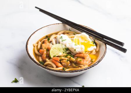 Dans un bol de Ramen Soupe Wagyu Banque D'Images
