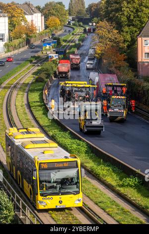 Neue Flüsterasphalt Decke für die Autobahn A40, im Stadtgebiet von Essen, Fahrtrichtung Dortmund, 95,000 Quadratmetern offenporiger Asphalt werden, auf einer Strecke von rund 6 KM aufgebracht, die Autobahn wird dafür 1 Woche gesperrt, Busspur, NRW, Deutschland, Autobahn Asphaltierung *** 95 000 NRW, Allemagne, asphaltage d'autoroute Banque D'Images