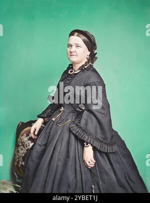 Mary Todd Lincoln vers 1862-63-64. Par Mathew Brady. De 'Donna D. McCreary, première dame à la mode : la garde-robe victorienne de Mary Lincoln' - cette robe en soie noire date probablement de 1864 alors que Mary était en deuil pour son frère Levi. La seule bordure était simple mais à la mode – plissée sur les manches et le devant du corsage et fine bordure tressée en haut des manches. Donna McCreary a noté que cette robe « est un excellent exemple de la façon dont, pendant son chagrin, [Mary] a maintenu une garde-robe à la mode dans les mandats des normes sociales ». Banque D'Images