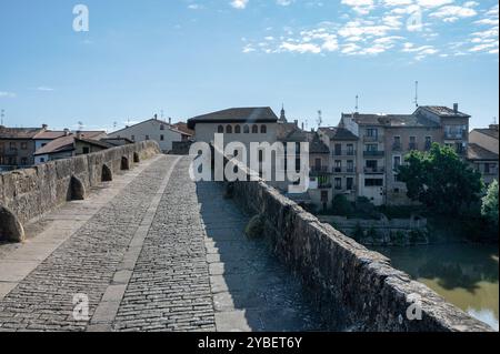 Le chemin pver le pont Piligram de Puente la Reina dans le nord de l'Espagne Banque D'Images