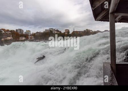 Les chutes du Rhin de près. La plus grande cascade d'Europe, située à la frontière de la Suisse et de l'Allemagne, près de Schaffhausen Banque D'Images