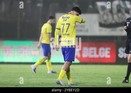 La Louvière, Belgique. 18 octobre 2024. Les joueurs de Beveren semblent déçus après un match de football entre RAAL la Louviere et SK Beveren, vendredi 18 octobre 2024 à la Louviere, lors de la huitième journée de la deuxième division 2023-2024 'Challenger Pro League' 1B du championnat belge. BELGA PHOTO BRUNO FAHY crédit : Belga News Agency/Alamy Live News Banque D'Images