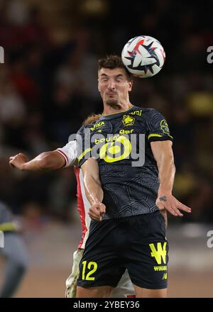 Monaco, Monaco. 18 octobre 2024. Thomas Meunier du LOSC Lille est en tête du ballon dégagé lors du match de Ligue 1 au stade Louis II, Monaco. Le crédit photo devrait se lire : Jonathan Moscrop/Sportimage crédit : Sportimage Ltd/Alamy Live News Banque D'Images