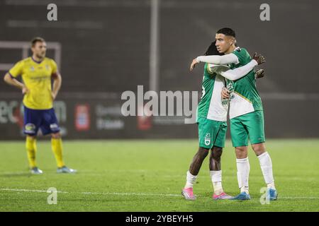 La Louvière, Belgique. 18 octobre 2024. Les joueurs du RAAL célèbrent après avoir remporté un match de football entre le RAAL la Louviere et le SK Beveren, vendredi 18 octobre 2024 à la Louviere, lors de la huitième journée de la deuxième division 2023-2024 'Challenger Pro League' 1B du championnat belge. BELGA PHOTO BRUNO FAHY crédit : Belga News Agency/Alamy Live News Banque D'Images