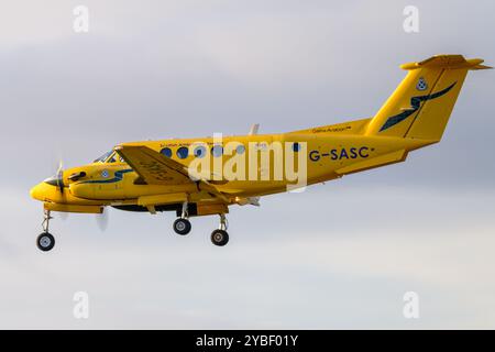 G-SASC Scottish Ambulance Service exploité par Gama Aviation Beechcraft King Air 200 Landing à l'aéroport d'Édimbourg Banque D'Images