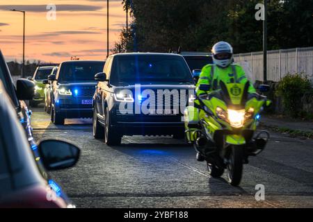 Un cortège VIP escorté par la police quitte l'aéroport d'Édimbourg avec le premier ministre britannique Kier Starmer dans le premier Range Rover le 10 octobre 2024 Banque D'Images