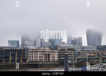 Londres, Royaume-Uni. 18 octobre 2024. Le brouillard descend sur la City de Londres, le quartier financier de la capitale. Crédit : Vuk Valcic/Alamy Live News Banque D'Images