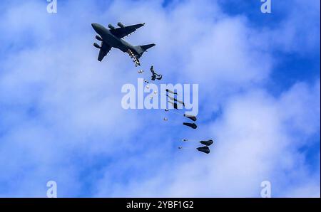 Khan Younis, Gaza. 17 octobre 2024. Des colis d’aide humanitaire largués d’avions sont vus atterrir en parachute dans la région d’Al-Mawasi alors que les attaques israéliennes se poursuivent à Khan Yunis, Gaza, le 18 octobre 2024. Le Hamas a confirmé la mort du dirigeant Yahya Sinwar vendredi dans une déclaration vidéo du haut responsable du Hamas Khalil. Photo de Anas Deeb/UPI crédit : UPI/Alamy Live News Banque D'Images