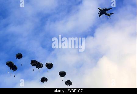 Khan Younis, Gaza. 17 octobre 2024. Des colis d’aide humanitaire largués d’avions sont vus atterrir en parachute dans la région d’Al-Mawasi alors que les attaques israéliennes se poursuivent à Khan Yunis, Gaza, le 18 octobre 2024. Le Hamas a confirmé la mort du dirigeant Yahya Sinwar vendredi dans une déclaration vidéo du haut responsable du Hamas Khalil. Photo de Anas Deeb/UPI crédit : UPI/Alamy Live News Banque D'Images