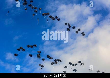 Khan Younis, Gaza. 17 octobre 2024. Des colis d’aide humanitaire largués d’avions sont vus atterrir en parachute dans la région d’Al-Mawasi alors que les attaques israéliennes se poursuivent à Khan Yunis, Gaza, le 18 octobre 2024. Le Hamas a confirmé la mort du dirigeant Yahya Sinwar vendredi dans une déclaration vidéo du haut responsable du Hamas Khalil. Photo de Anas Deeb/UPI crédit : UPI/Alamy Live News Banque D'Images