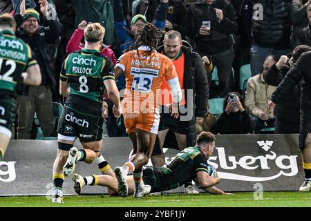 Franklins Gardens, Northampton, Royaume-Uni. 18 octobre 2024. Gallagher Premiership Rugby, Northampton Saints versus Sale Sharks ; Scrum-Half Tom James de Northampton Saints marque un essai à la 24e minute pour faire le score 10-31 crédit : action plus Sports/Alamy Live News Banque D'Images