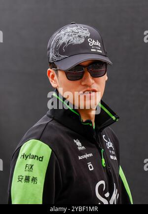 Austin, États-Unis. 18 octobre 2024. Zhou Guanyu (24 ans) entre dans le paddock lors du Grand Prix Pirelli United States de formule 1 à Austin, Texas, le 18 octobre 2024. (Photo par : Stephanie Tacy/Sipa USA) crédit : Sipa USA/Alamy Live News Banque D'Images