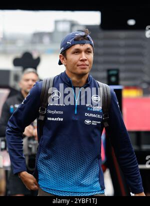 Austin, États-Unis. 18 octobre 2024. Alexander Albon (23 ans) entre dans le paddock lors du Grand Prix Pirelli United States de formule 1 à Austin, Texas, le 18 octobre 2024. (Photo par : Stephanie Tacy/Sipa USA) crédit : Sipa USA/Alamy Live News Banque D'Images