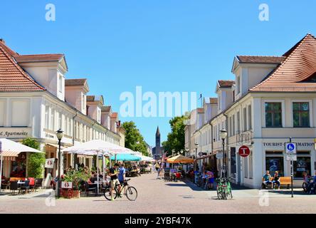 Potsdam, Allemagne - 2 juillet 2015 : vue de face de la rue Brandenburger animée avec l'église Pierre et Paul à la fin et les touristes et les résidents appréciant un br Banque D'Images