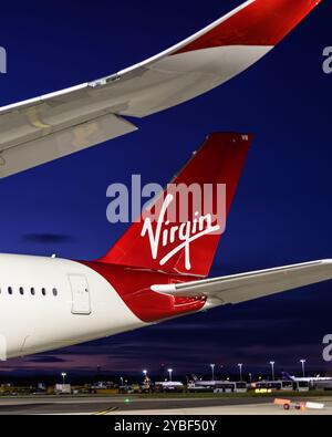 Gros plan de la section de queue et de l'extrémité des ailes (ailettes) du G-VNVR Virgin Atlantic Airways Airbus A350-1041 à l'aéroport d'Édimbourg pris la nuit Banque D'Images