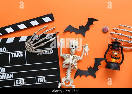 Clapperboard avec décor d'Halloween différent sur fond orange Banque D'Images