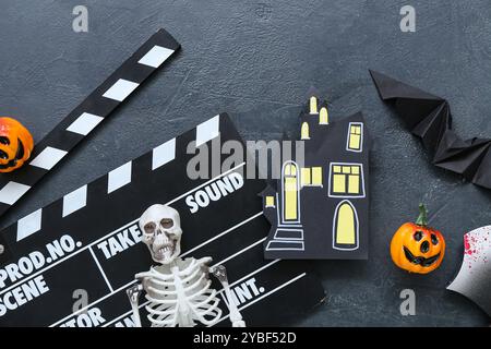 Clapperboard avec décor d'Halloween différent sur fond bleu grunge Banque D'Images