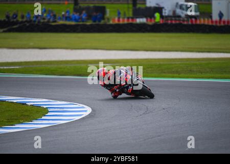 Phillip Island, Australie. 18 octobre 2024. Maverick Vinales d'Espagne vu en action lors de la séance d'essais de MotoGP™ le premier jour du Qatar Airways Australian Motorcycle Grand Prix 2024 à Phillip Island. Le Qatar Airways Australian Motorcycle Grand Prix 2024 accueille les meilleurs pilotes émergents au monde. Le premier jour d'action a vu des performances impressionnantes dans des conditions difficiles, passant de la pluie battante le matin à l'après-midi ensoleillé. Les séances d'entraînement incluaient la catégorie MotoGP™ ainsi que Moto2™ et Moto3™. Crédit : SOPA images Limited/Alamy Live News Banque D'Images