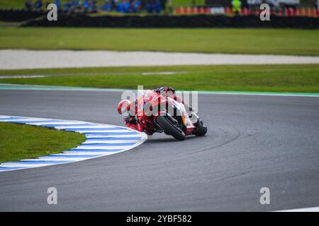 Phillip Island, Australie. 18 octobre 2024. Augusto Fernandez, de l'Espagne, vu en action lors de la séance d'essais de MotoGP™ le premier jour du Qatar Airways Australian Motorcycle Grand Prix 2024 à Phillip Island. Le Qatar Airways Australian Motorcycle Grand Prix 2024 accueille les meilleurs pilotes émergents au monde. Le premier jour d'action a vu des performances impressionnantes dans des conditions difficiles, passant de la pluie battante le matin à l'après-midi ensoleillé. Les séances d'entraînement incluaient la catégorie MotoGP™ ainsi que Moto2™ et Moto3™. Crédit : SOPA images Limited/Alamy Live News Banque D'Images