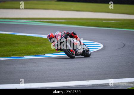 Phillip Island, Australie. 18 octobre 2024. Maverick Vinales d'Espagne vu en action lors de la séance d'essais de MotoGP™ le premier jour du Qatar Airways Australian Motorcycle Grand Prix 2024 à Phillip Island. Le Qatar Airways Australian Motorcycle Grand Prix 2024 accueille les meilleurs pilotes émergents au monde. Le premier jour d'action a vu des performances impressionnantes dans des conditions difficiles, passant de la pluie battante le matin à l'après-midi ensoleillé. Les séances d'entraînement incluaient la catégorie MotoGP™ ainsi que Moto2™ et Moto3™. Crédit : SOPA images Limited/Alamy Live News Banque D'Images