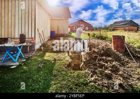 Terrassement lors de l'installation d'un système d'égout autonome dans les zones rurales, creuser pas sur la tranchée d'absorption. Banque D'Images