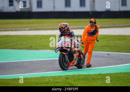 Phillip Island, Australie. 18 octobre 2024. Jack Miller de l'Australie vu en action lors de la séance d'essais de MotoGP™ le premier jour du Qatar Airways Australian Motorcycle Grand Prix 2024 à Phillip Island. Le Qatar Airways Australian Motorcycle Grand Prix 2024 accueille les meilleurs pilotes émergents au monde. Le premier jour d'action a vu des performances impressionnantes dans des conditions difficiles, passant de la pluie battante le matin à l'après-midi ensoleillé. Les séances d'entraînement incluaient la catégorie MotoGP™ ainsi que Moto2™ et Moto3™. Crédit : SOPA images Limited/Alamy Live News Banque D'Images