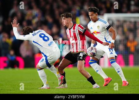 Oliver Arblaster de Sheffield United (au centre) affronte Joe Rothwell (à gauche) et Mateo Joseph de Leeds United lors du Sky Bet Championship match à Elland Road, Leeds. Date de la photo : vendredi 18 octobre 2024. Banque D'Images