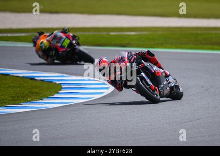 Phillip Island, Australie. 18 octobre 2024. Maverick Vinales d'Espagne vu en action lors de la séance d'essais de MotoGP™ le premier jour du Qatar Airways Australian Motorcycle Grand Prix 2024 à Phillip Island. Le Qatar Airways Australian Motorcycle Grand Prix 2024 accueille les meilleurs pilotes émergents au monde. Le premier jour d'action a vu des performances impressionnantes dans des conditions difficiles, passant de la pluie battante le matin à l'après-midi ensoleillé. Les séances d'entraînement incluaient la catégorie MotoGP™ ainsi que Moto2™ et Moto3™. Crédit : SOPA images Limited/Alamy Live News Banque D'Images