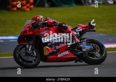 Phillip Island, Australie. 18 octobre 2024. Augusto Fernandez, de l'Espagne, vu en action lors de la séance d'essais de MotoGP™ le premier jour du Qatar Airways Australian Motorcycle Grand Prix 2024 à Phillip Island. Le Qatar Airways Australian Motorcycle Grand Prix 2024 accueille les meilleurs pilotes émergents au monde. Le premier jour d'action a vu des performances impressionnantes dans des conditions difficiles, passant de la pluie battante le matin à l'après-midi ensoleillé. Les séances d'entraînement incluaient la catégorie MotoGP™ ainsi que Moto2™ et Moto3™. Crédit : SOPA images Limited/Alamy Live News Banque D'Images