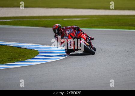 Phillip Island, Australie. 18 octobre 2024. Francesco Bagnaia, Italien, vu en action lors de la séance d'essais de MotoGP™ le premier jour du Qatar Airways Australian Motorcycle Grand Prix 2024 à Phillip Island. Le Qatar Airways Australian Motorcycle Grand Prix 2024 accueille les meilleurs pilotes émergents au monde. Le premier jour d'action a vu des performances impressionnantes dans des conditions difficiles, passant de la pluie battante le matin à l'après-midi ensoleillé. Les séances d'entraînement incluaient la catégorie MotoGP™ ainsi que Moto2™ et Moto3™. Crédit : SOPA images Limited/Alamy Live News Banque D'Images