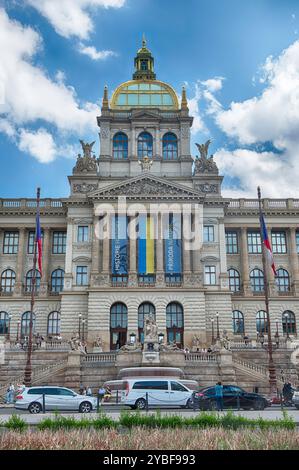 PRAGUE - 12 MAI 2024 : L'impressionnante façade néo-renaissance du Musée national de Prague, République tchèque Banque D'Images
