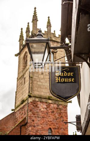 Maison Tudor avec église en arrière-plan, Shrewsbury. Banque D'Images