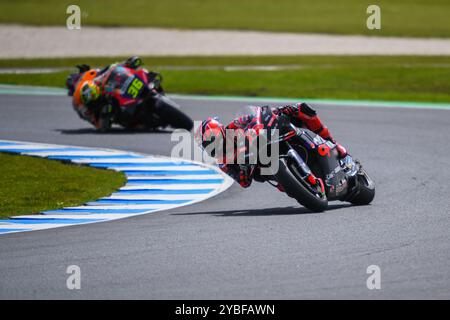 Maverick Vinales d'Espagne vu en action lors de la séance d'essais de MotoGP™ le premier jour du Qatar Airways Australian Motorcycle Grand Prix 2024 à Phillip Island. Le Qatar Airways Australian Motorcycle Grand Prix 2024 accueille les meilleurs pilotes émergents au monde. Le premier jour d'action a vu des performances impressionnantes dans des conditions difficiles, passant de la pluie battante le matin à l'après-midi ensoleillé. Les séances d'entraînement incluaient la catégorie MotoGP™ ainsi que Moto2™ et Moto3™. (Photo Alexander Bogatyrev/SOPA images/SIPA USA) Banque D'Images