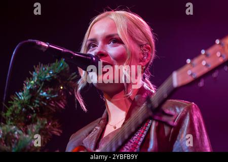 Glasgow, Écosse. 18 octobre 2024. Nina Nesbitt joue le dernier concert de son Mountain Music Tour au Old Fruitmarket. Le dernier album Mountain Music est le premier que la chanteuse/compositrice écossaise a publié sur son propre label Apple Tree Records. Banque D'Images