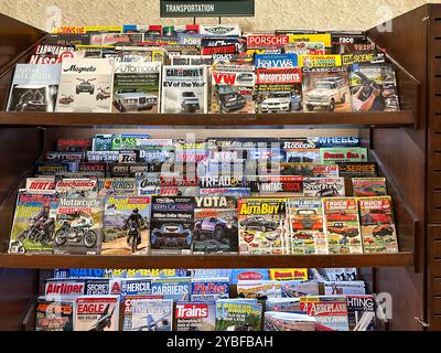 Une vue de l'automobile, des transports, de l'automobile, des magazines automobiles sur les étagères de la librairie Barnes and Noble. Banque D'Images