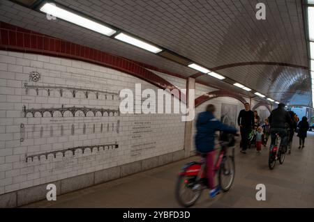 Vélos et piétons dans le passage souterrain de Blackfriars Bridge, Southbank, Londres, Royaume-Uni Banque D'Images